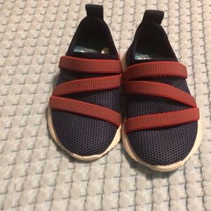 Native Phoenix shoes size 5 (EUR 20). EUC.  Worn by non-walker. Navy w/red trim.